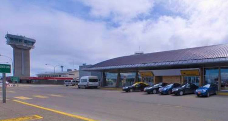 Außenansicht des Flughafenterminals von Punta Arenas.