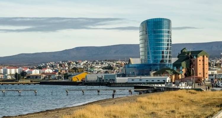 Moderne Architektur entlang der Küste in Punta Arenas.