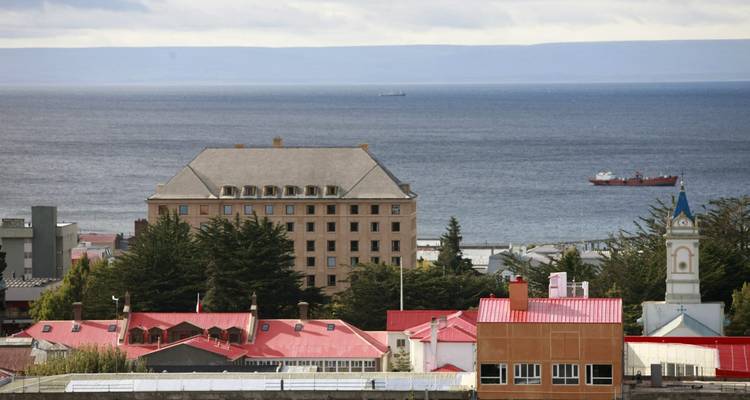 Ein Panoramablick auf eine Küstenstadt mit traditionellen Gebäuden im europäischen Stil.