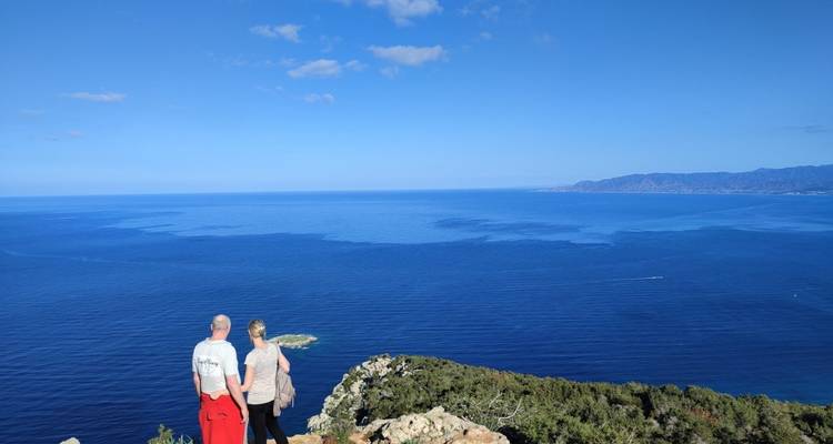 Couple admirant une vue panoramique sur la mer depuis le sommet d'une falaise.