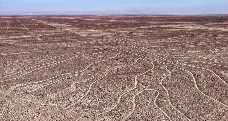 Berühmte Nazca-Linien-Geoglyphe, die in eine riesige, trockene Wüstenebene eingraviert sind