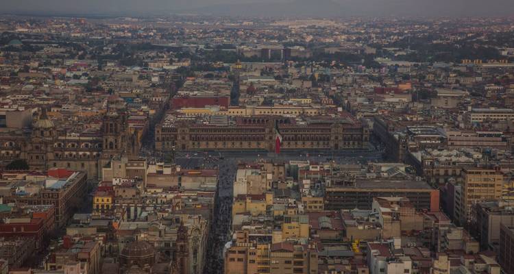 Abendliche Luftaufnahme des historischen Zentrums von Mexiko-Stadt mit dem Zócalo und den umliegenden Gebäuden.
