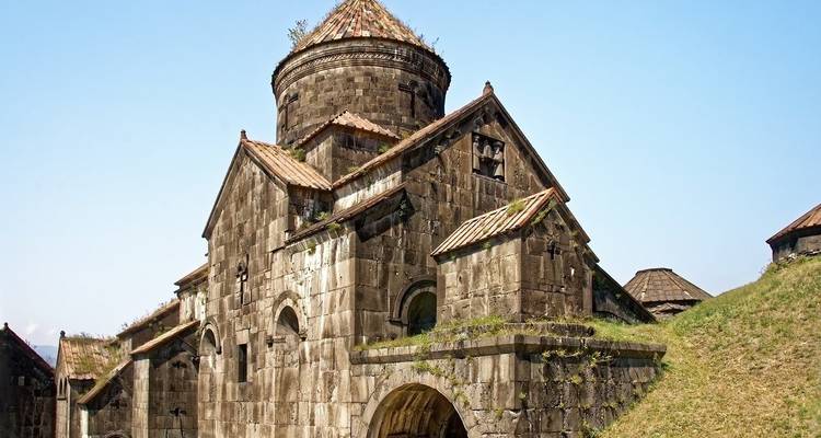 Oude kerk met stenen muren en koepeldak in Armenië.