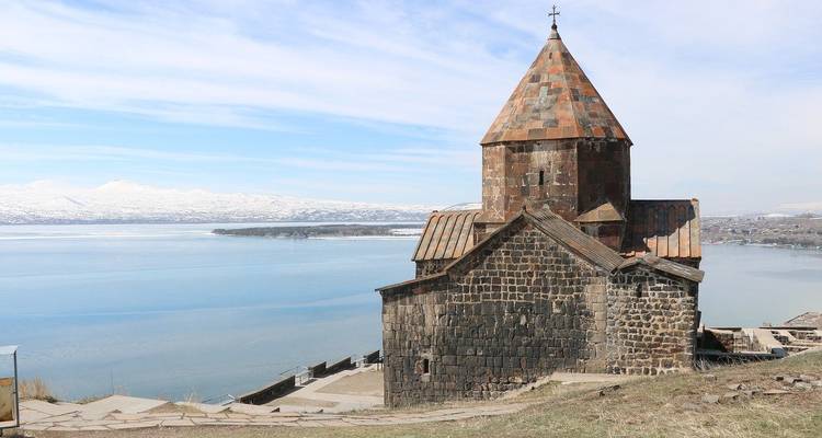 Sevanavank Klooster met het Sevanmeer op de achtergrond.