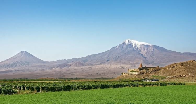 Berg Ararat met een kerk op de voorgrond onder een heldere blauwe hemel.