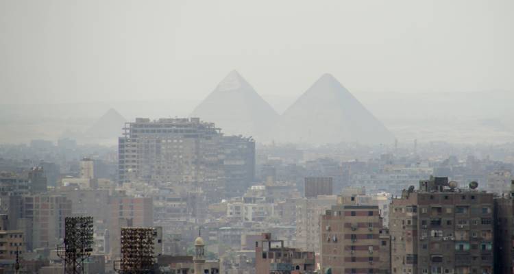Horizon du Caire avec les pyramides visibles en arrière-plan.