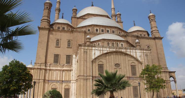 La mosquée Muhammad Ali avec ses dômes et ses flèches majestueuses.