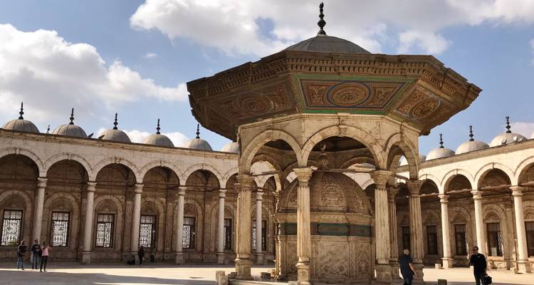Cour de la mosquée de Muhammad Ali avec des gens qui se promènent.