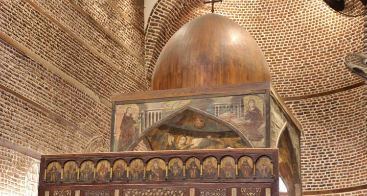 Intérieur de l'église du Caire avec une architecture détaillée.