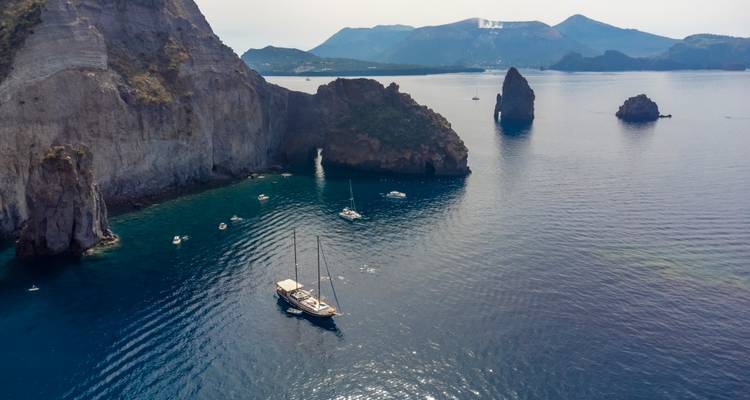 Aeolian Islands Cruise in Gulet 2025 - Dimensione Sicilia - Dimsi Incoming Operator Srl  4