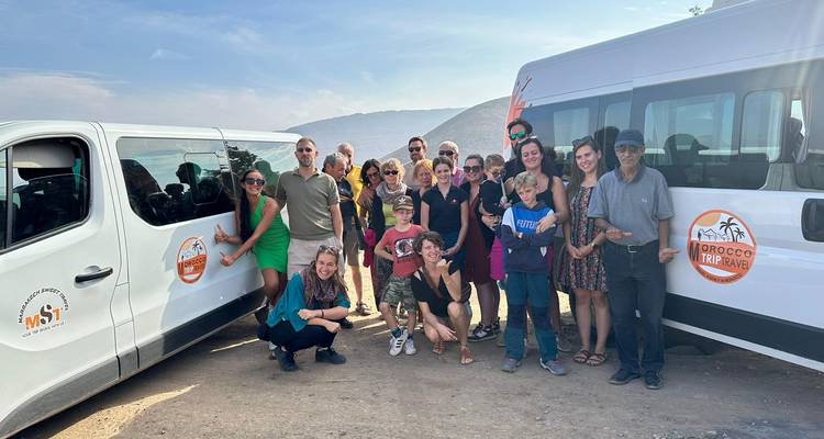 Gruppe von Menschen, die mit Reisebussen posieren.