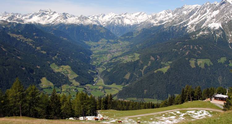 Met sneeuw bedekte bergen die uitkijken over een vallei.