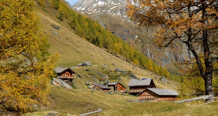 Berghutten op een bergwand in de herfst.
