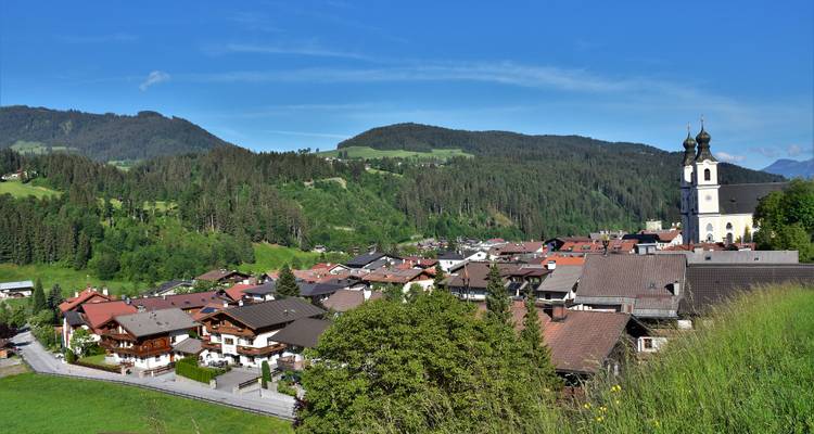 Charmant dorpje met kerk in een vallei.