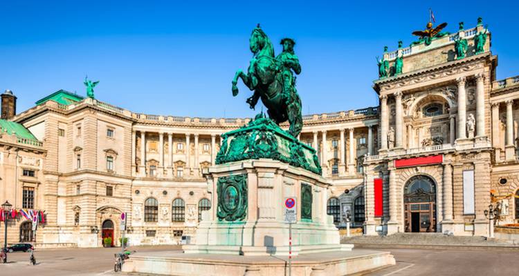 Statue vor kunstvollem historischem Gebäude.