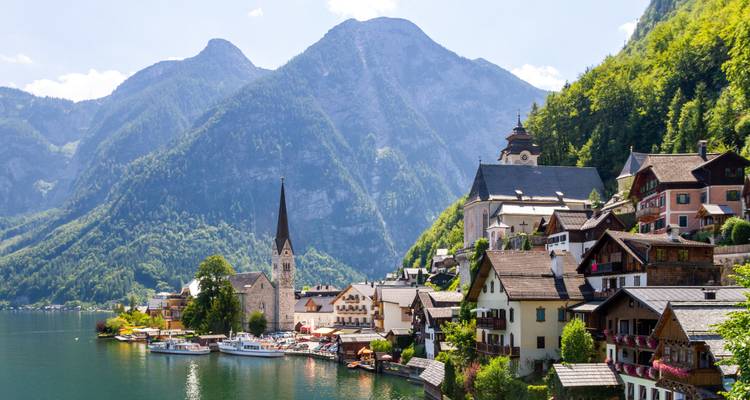 Un village pittoresque au bord d'un lac avec des montagnes.
