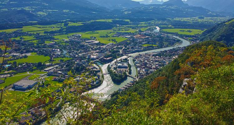 Vue aérienne d'une ville nichée dans une vallée verdoyante et luxuriante.