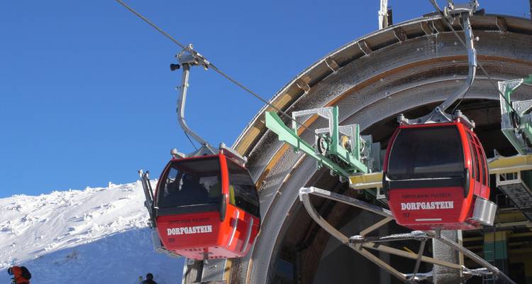Télécabines à une station de sports d'hiver alpine.