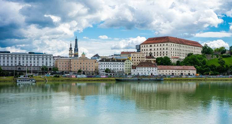 Paysage urbain avec bâtiments historiques le long d'une rive à Linz