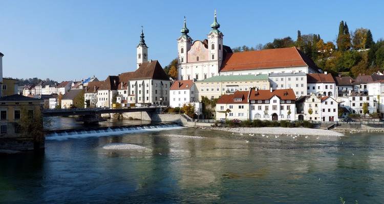 Paysage urbain pittoresque avec des églises le long d'une rivière