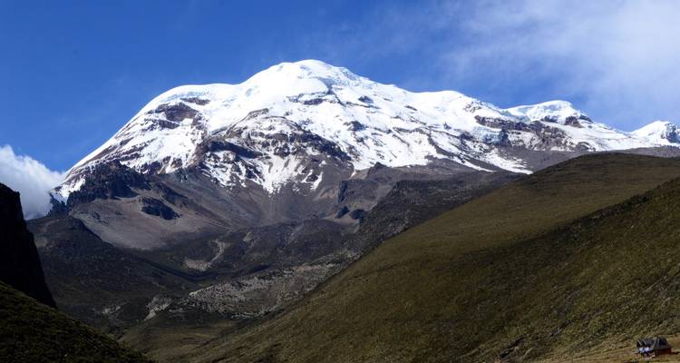 Montagne enneigée sous un ciel bleu.