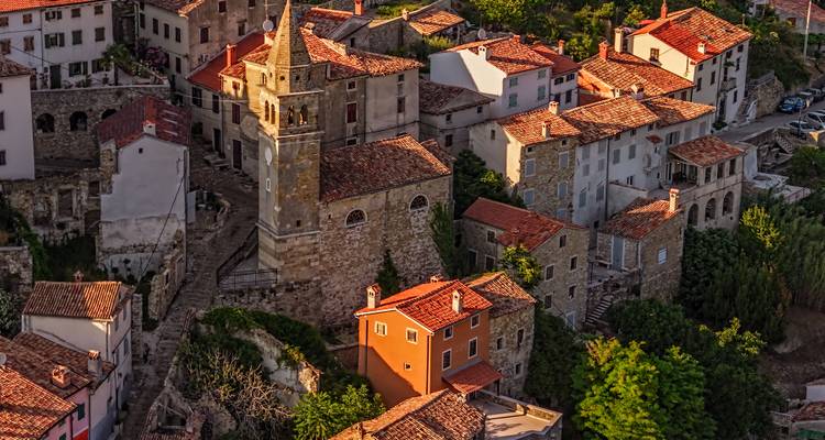 Vue rapprochée d'une église et des bâtiments historiques environnants.