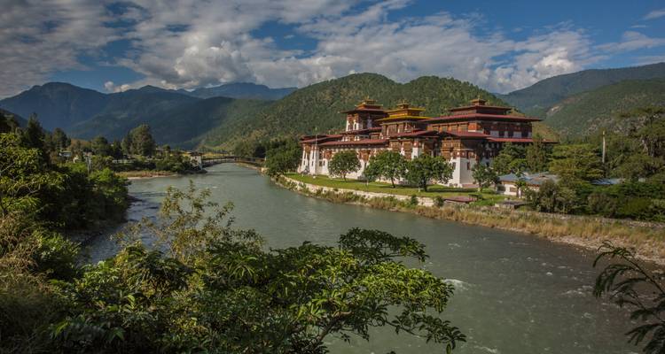 Punakha Dzong majestuosamente situado en la confluencia de dos ríos con un telón de fondo montañoso.