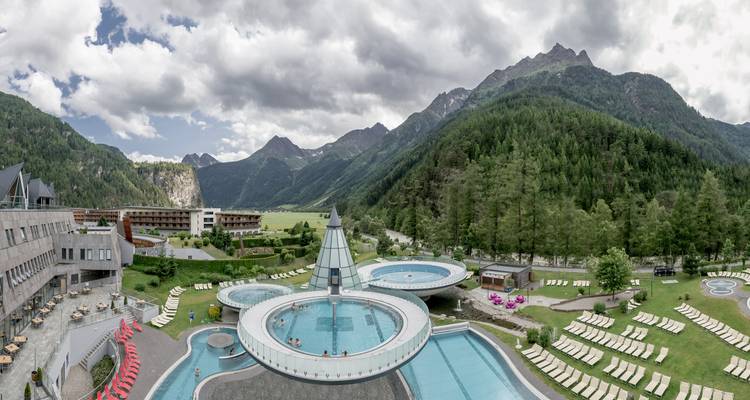 Spa resort met buitenzwembaden omringd door bergen