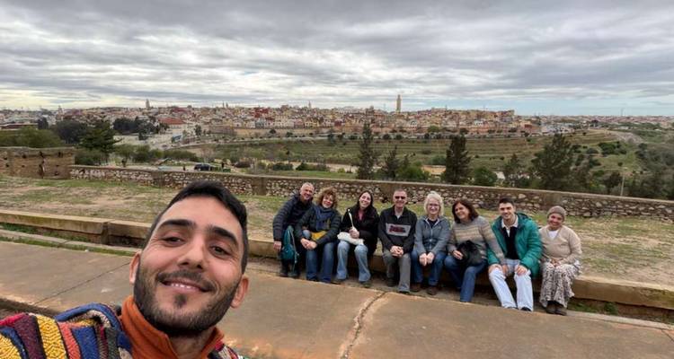 Gruppe von Touristen mit Panoramablick über eine historische Stadt.