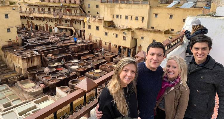 Gruppe von Menschen, die vor einer Gerberei posieren.