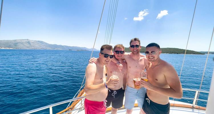 Grupo de amigos en un barco disfrutando de la vista al mar.