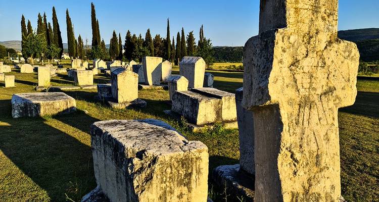 En toutes saisons, explorez la Bosnie en circuit de 7 jours au départ de Korcula. La forteresse de Jajce, le vieux Sarajevo, la ville fortifiée de Počitelj, le monastère de Zavala et bien plus encore. - Monterrasol Travel 8