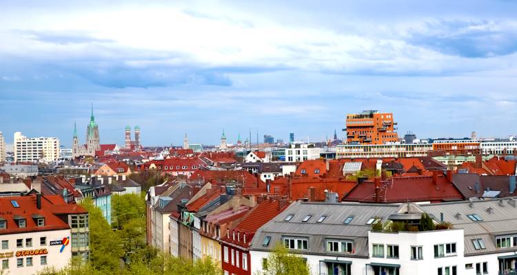 Vue panoramique de Munich avec ses tours et bâtiments emblématiques.