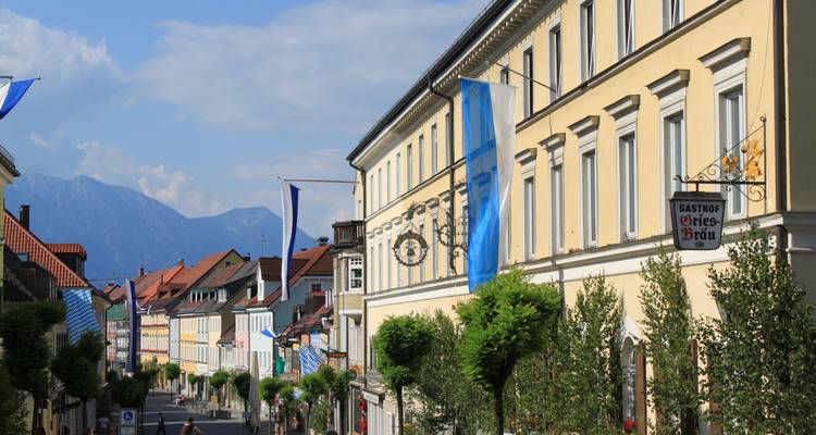 Vue de rue avec des bâtiments bavarois traditionnels et des drapeaux.