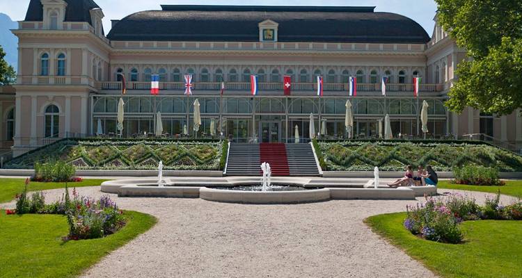 Historisch gebouw met elegante tuinen en fonteinen.