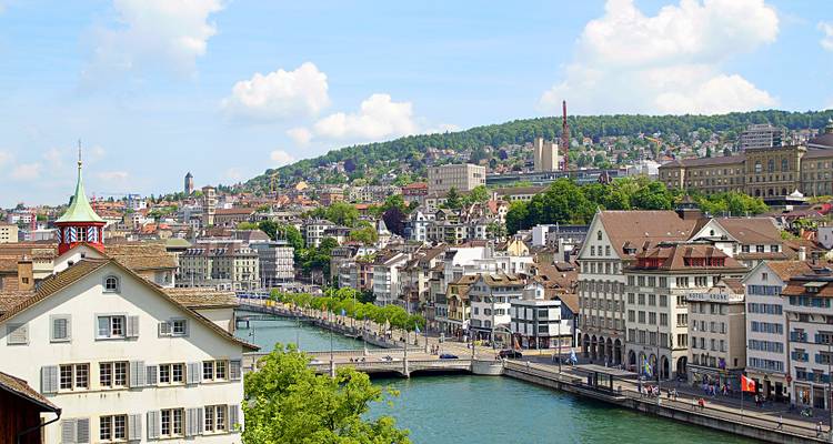 Skylineview van Zürich met rivier en historische gebouwen