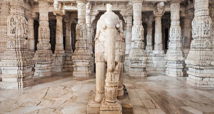 Kunstfertig geschnitzte Marmorsäulen und Elefantenskulptur im Inneren des Ranakpur-Jain-Tempels