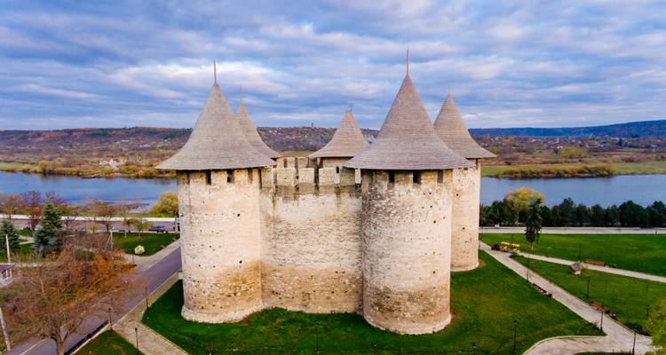 Forteresse médiévale de Soroca avec tours coniques surplombant la rivière Dniestr et la campagne vallonnée.