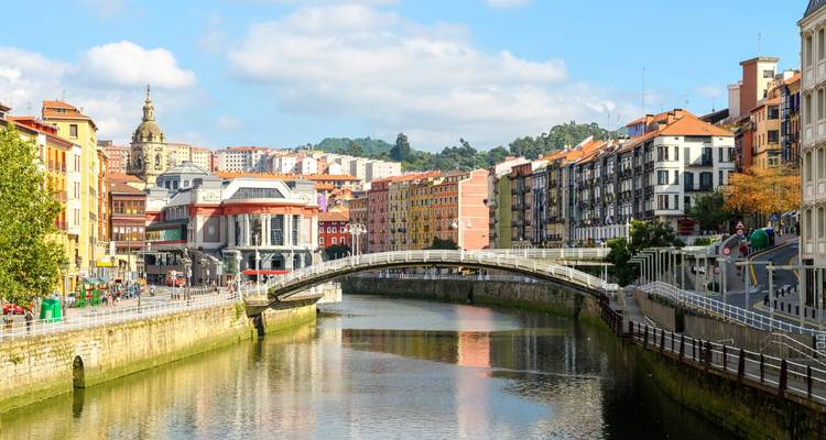 Vista panorámica de un río con edificios coloridos que bordean las orillas.