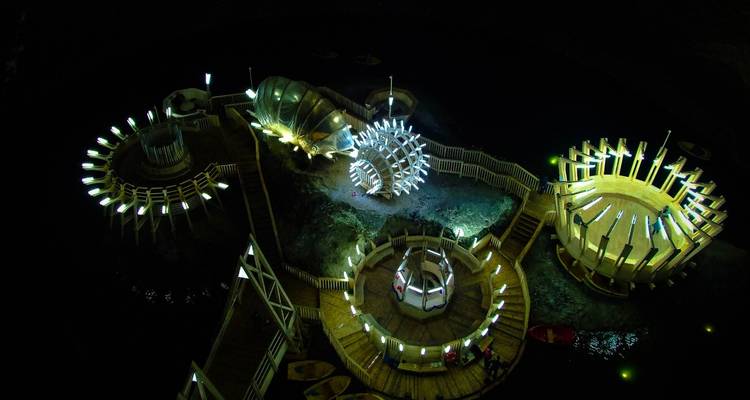 Verlichte ondergrondse installatie 's nachts.