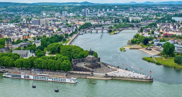 Luchtpanorama van Deutsches Eck waar de Moezel de Rijn ontmoet in Koblenz, met bruggen en een cruiseschip.