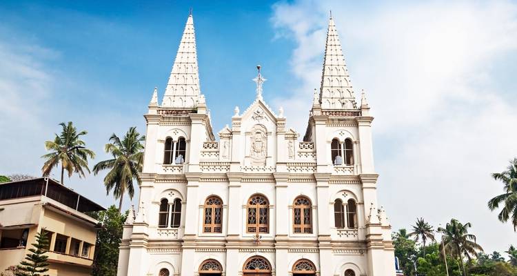 Sint-Franciscuskerk in een tropische omgeving.