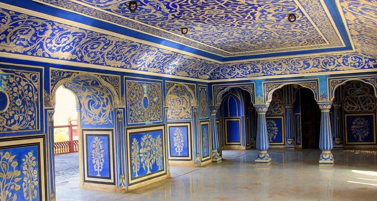 Innenansicht eines Raumes mit kunstvollen blauen Dekorationen.