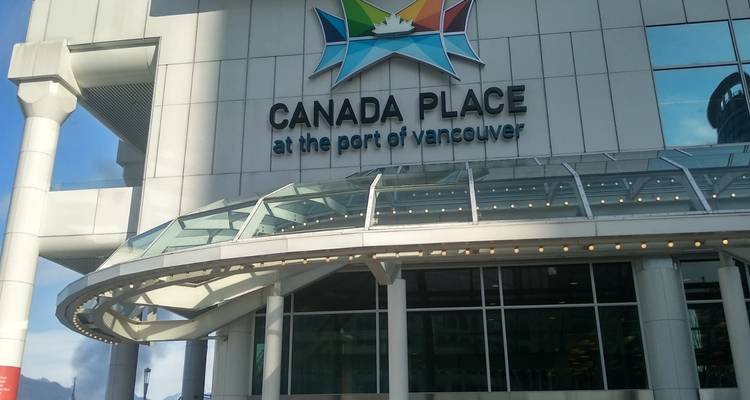 Bâtiment moderne avec signalisation pour Canada Place au port de Vancouver.