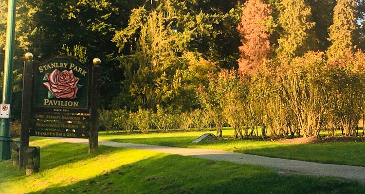 Panneau du Pavillon de Stanley Park entouré d'une végétation verte luxuriante.