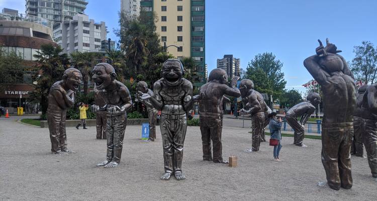 Parc de sculptures avec des statues uniques et une architecture moderne.