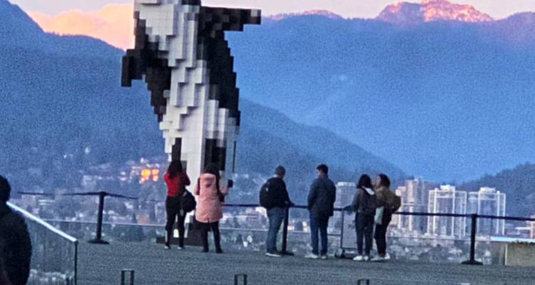 Grande sculpture d'orque pixellisée avec un paysage urbain en arrière-plan.