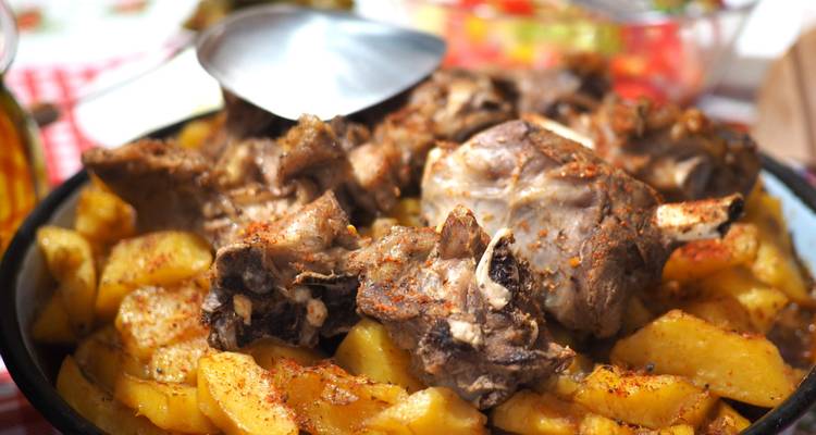 Traditionelles Gericht mit Kartoffeln und Fleisch.