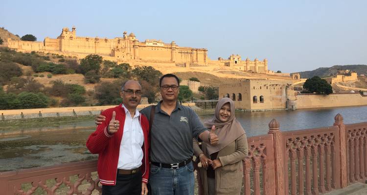 Drei Personen zeigen Daumen hoch vor dem Amber Fort.