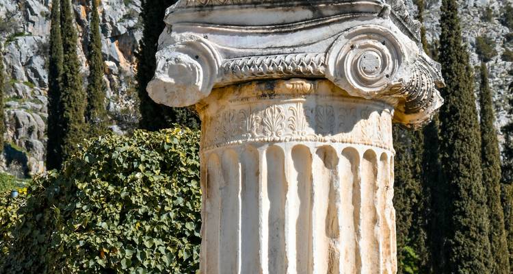 Gros plan d'une colonne ancienne avec des sculptures complexes.